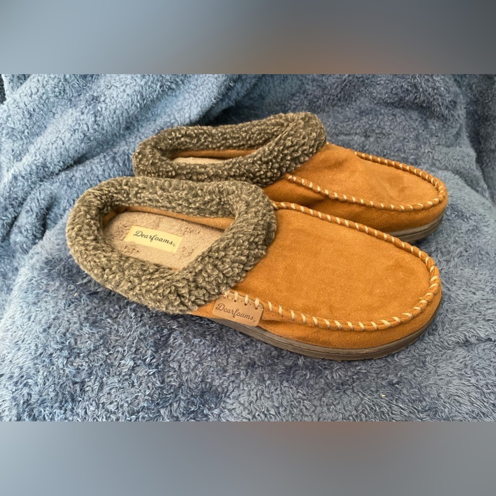 Dearfoams microsuede moccasin style slippers. Men’s medium wide width 9-10.